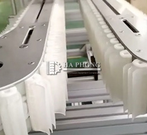 Băng tải xích gắp chai Gripper chain