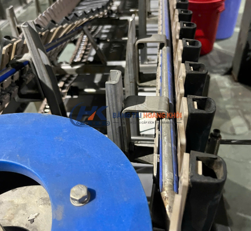 Băng tải xích dựng chai Hongs Belt HS-1873D